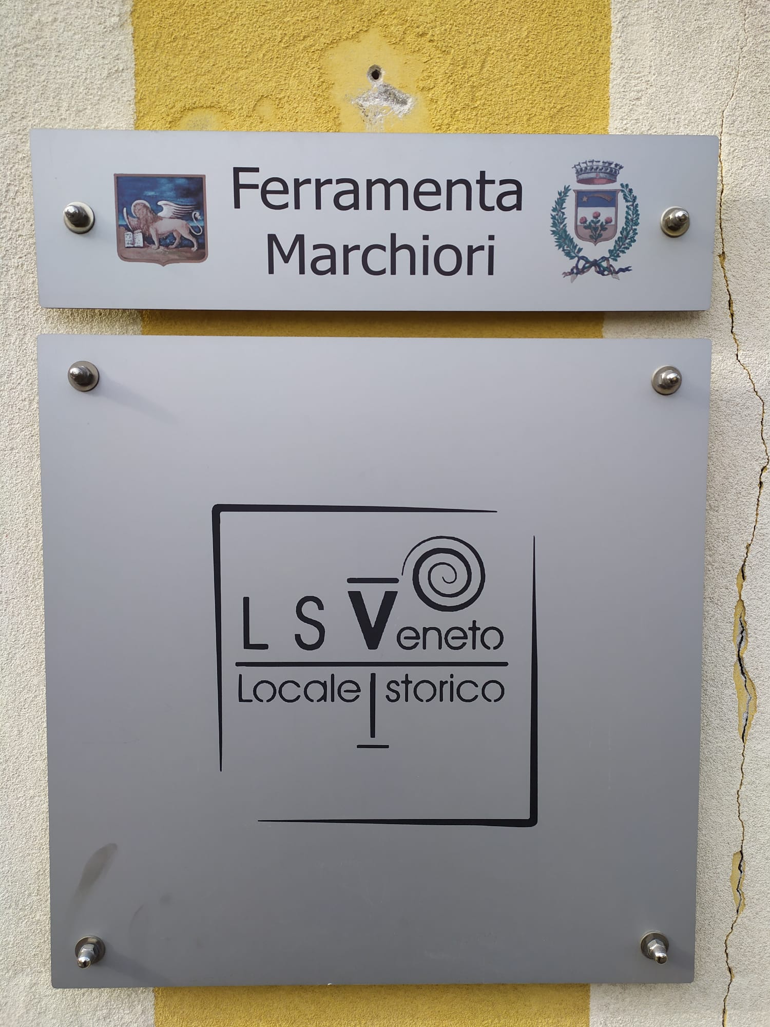 Targa Ferramenta Marchiori con riconoscimento di locale storico del Veneto